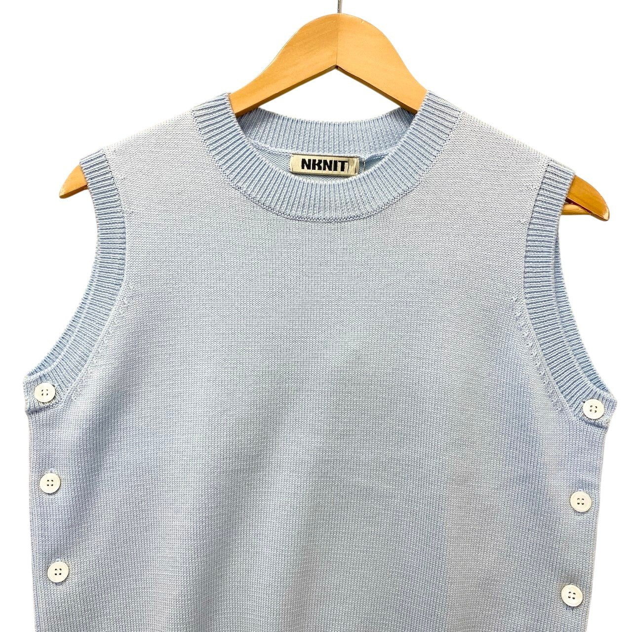 78c31 《未使用品》 NKNIT ンニット 25AW Slit Knit Vest スリットニットベスト サイズ1 サックス タグ付t18r