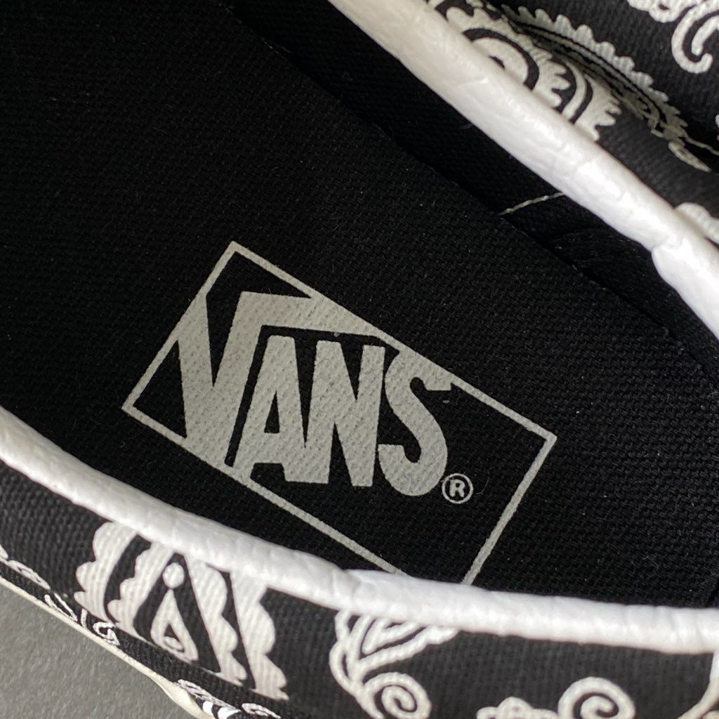 9h4 VANS ヴァンズ バンズ CLASSIC SLIP-ON クラシックスリッポン ローカットスニーカー ペイズリー柄 シューズ 28cm ブラック ホワイト