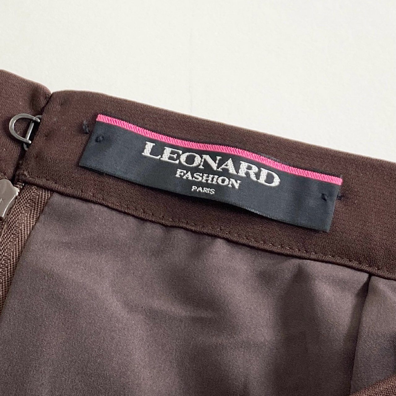 53i20《未使用保管品》 日本製 タグ付 LEONARD FASHION レオナール ファッション 膝丈 スカート ボトムス カンカン素材 バックジップ 76 ブラウン