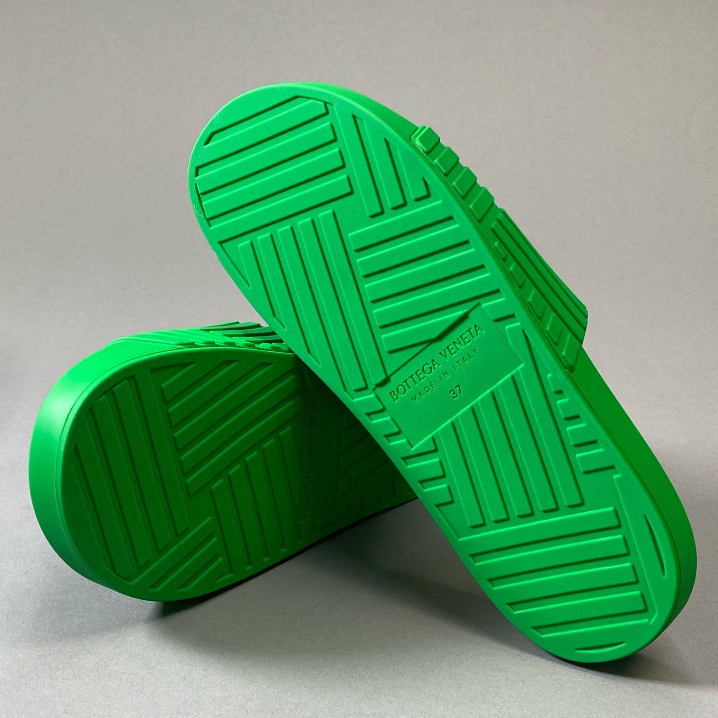 i30 《未使用品》 BOTTEGA VENETA ボッテガヴェネタ ビーチサンダル スライダー パラキート 690039 V1O60 37サイズ グリーン ラバー レディース シューズt18r