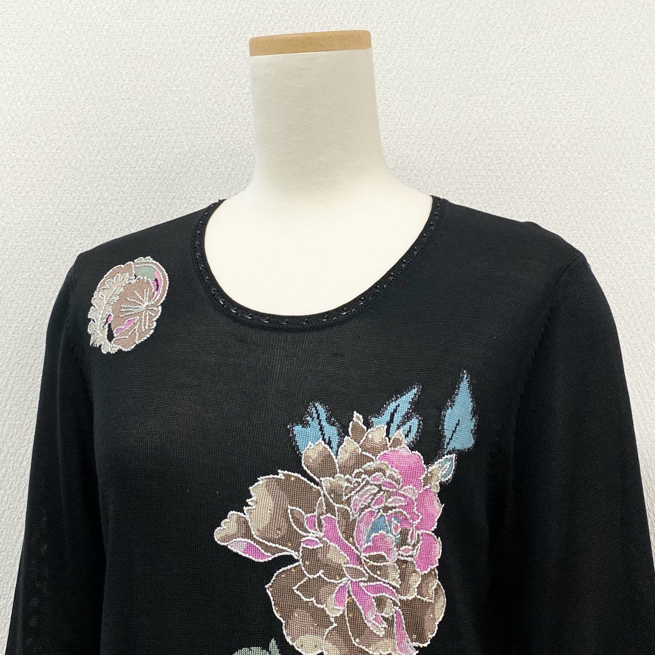 76i12 《美品》 LEONARD レオナール ハイゲージ ニット セーター トップス 花柄刺繍 ラインストーン 0387754 サイズ38 ブラック レディースu02t