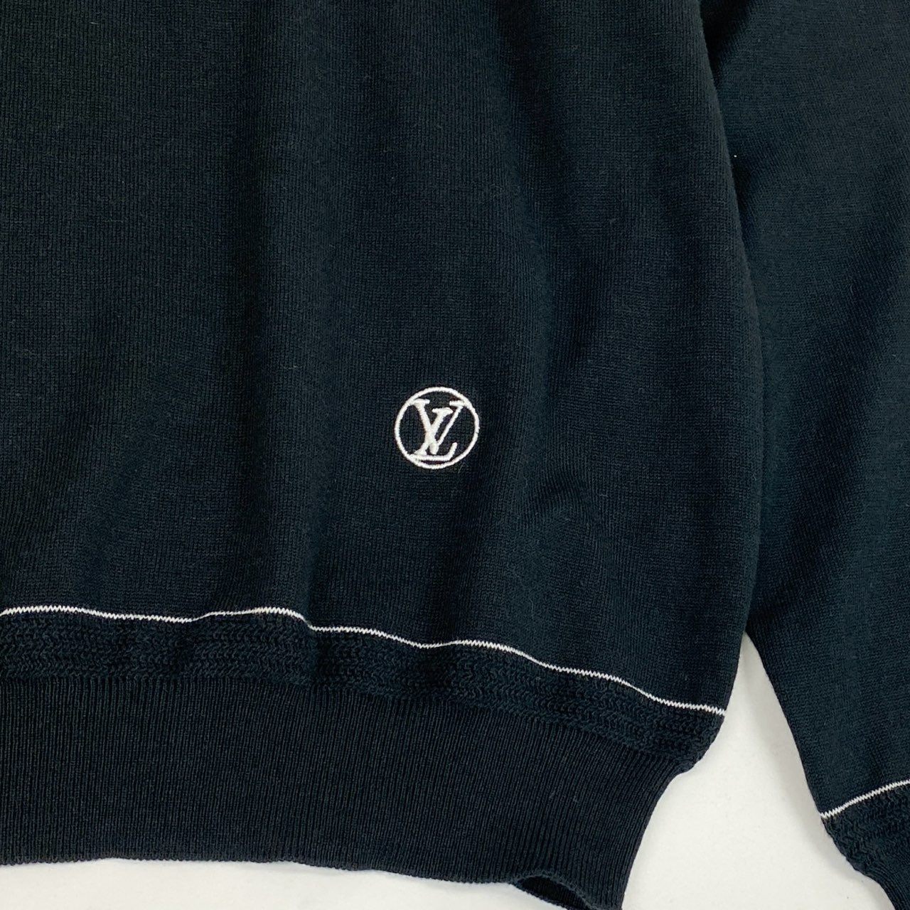 33a26【美品】LOUIS VUITTON ルイヴィトン ニットセーター LVロゴ刺繍 トップス イタリア製 XLサイズ ブラック メンズ 男性用o07t