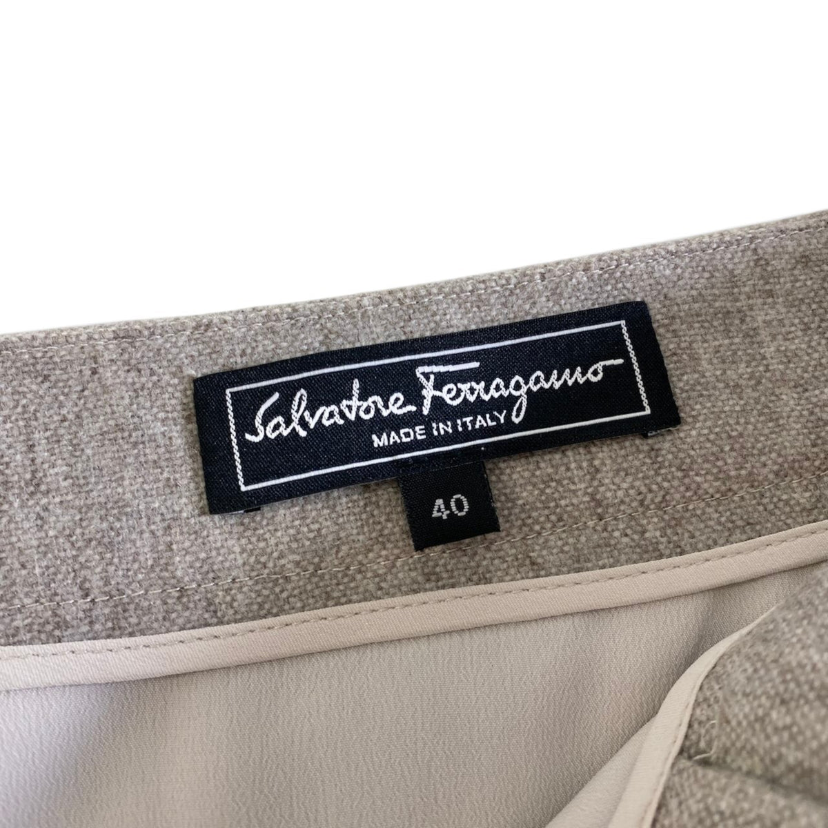 34j26 【極美品】 Salvatore Ferragamo サルヴァトーレフェラガモ ガンチーニベルト タックスカート シルクブレンド サイズ40 ベージュ系 レディースu02t