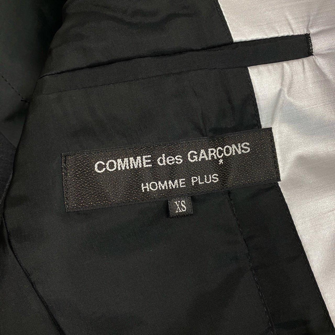 33a26 COMME des GARCONS HOMME PLUS コムデギャルソン オムプリュス テーラードジャケット シルバー襟 ストライプ AD2020 PG-J037-051-1-1 XSサイズ グレー シルバー メンズo07t