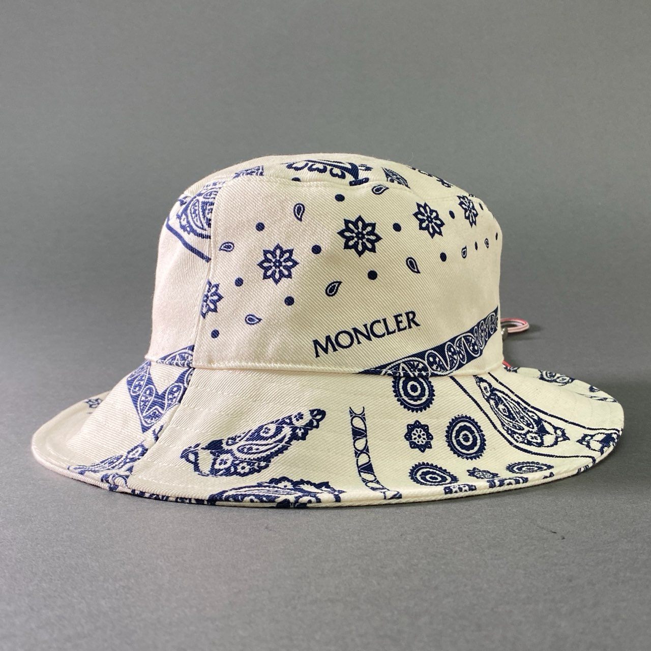 a17 MONCLER モンクレール 2022 Paisley Bucket Hat ペイズリー バケットハット I10913B00053 M ホワイト 帽子