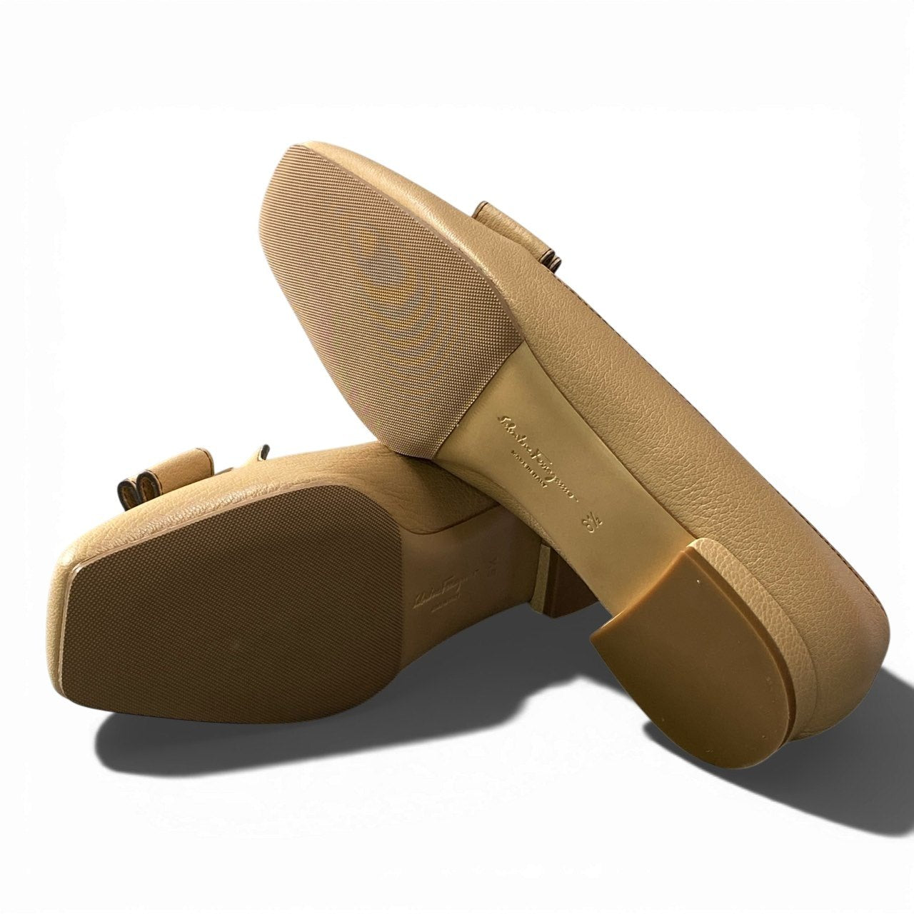 3b2【極美品】 Salvatore Ferragamo サルヴァトーレフェラガモ ヴァラリボン フラットシューズ スクエアトゥ レザー レディース 女性靴 6 1/2 ベージュ leatheru02t