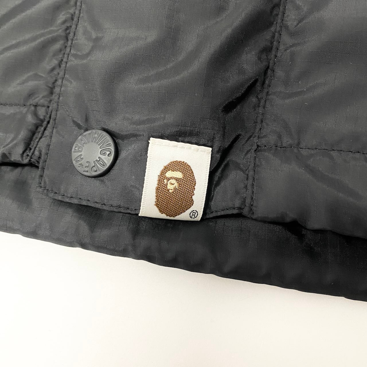 62e12 A BATHING APE アベイシングエイプ snowbord jacket スノーボードジャケット ナイロンパーカー フロントロゴ刺繍 サイズS ブラック メンズ 紳士服u02t