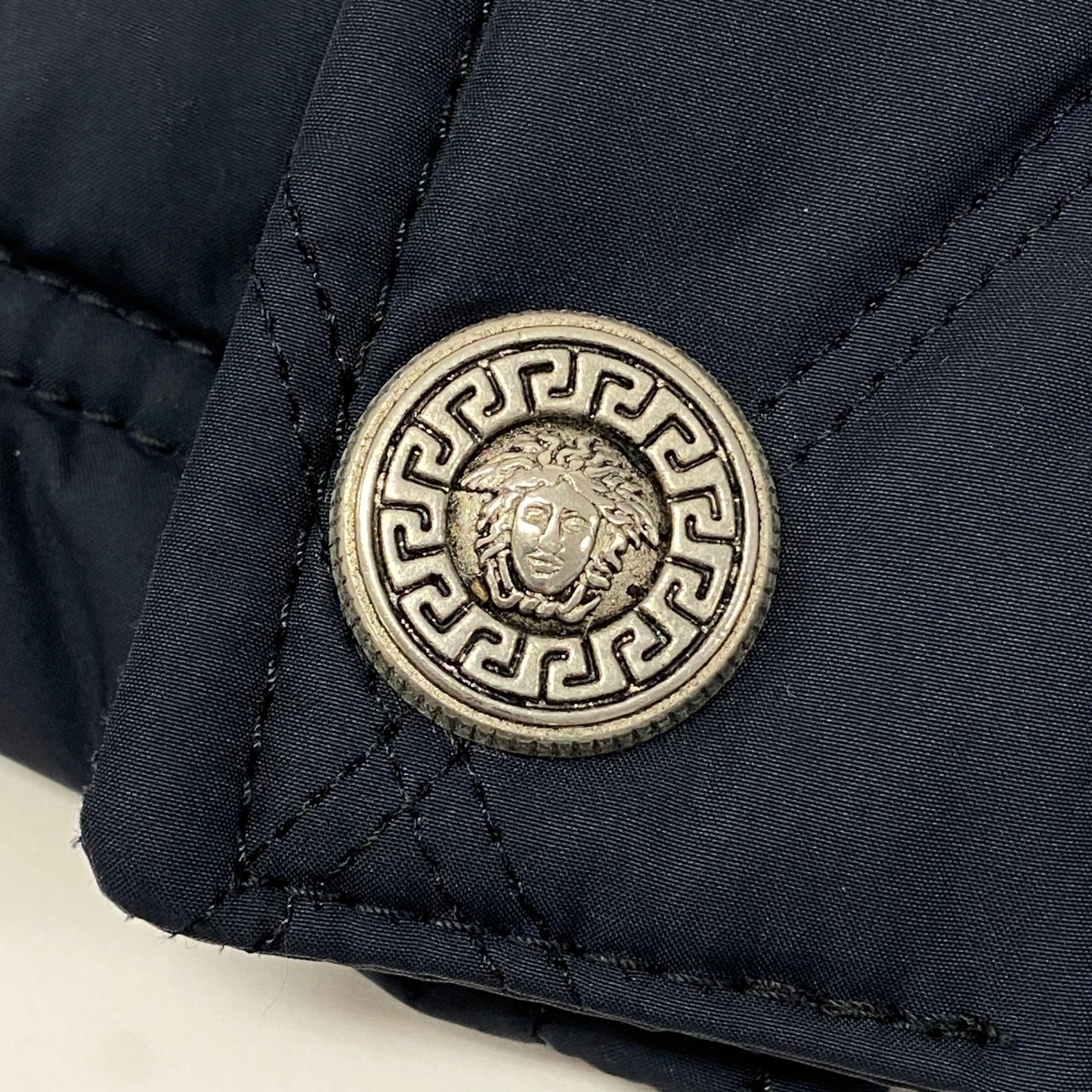 17k9 VERSACE ヴェルサーチ  イタリア製 メデューサボタン キルティング 中綿コート ジャケット 50 Lサイズ相当 ネイビー メンズo07t