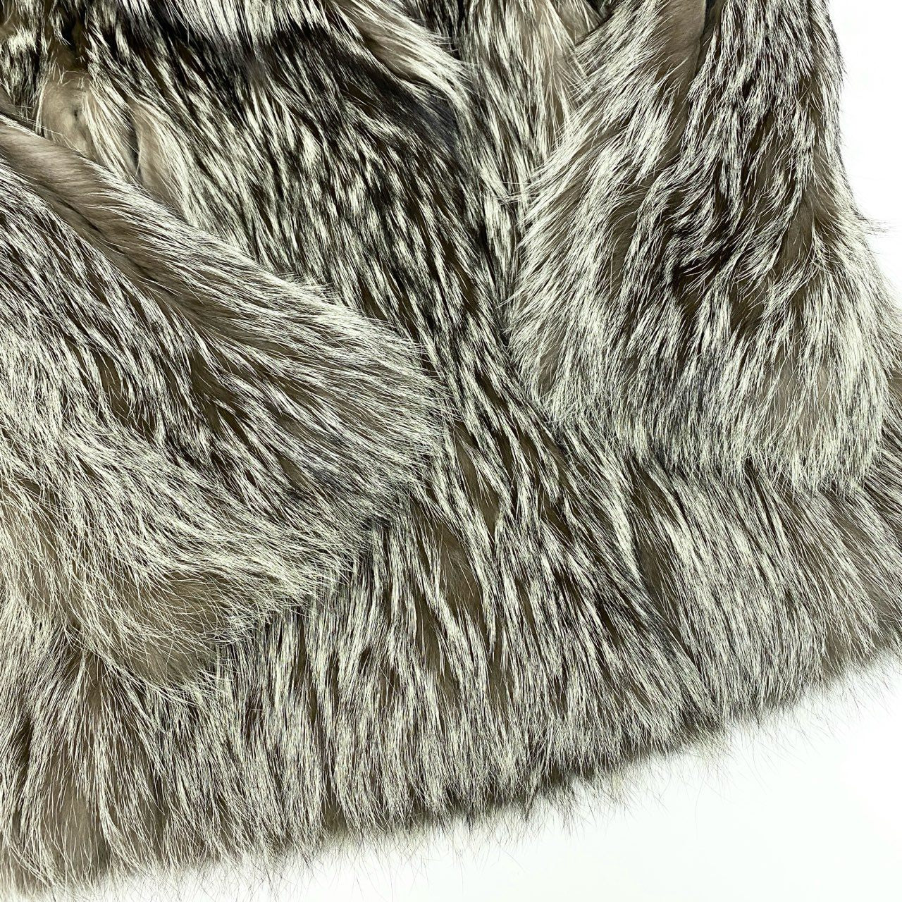 39k1《美品》 SAGA FOX サガフォックス 金サガ シルバーフォックス リアルファーコート 最高級本毛皮 FOX FUR COAT 毛並み◎t18r