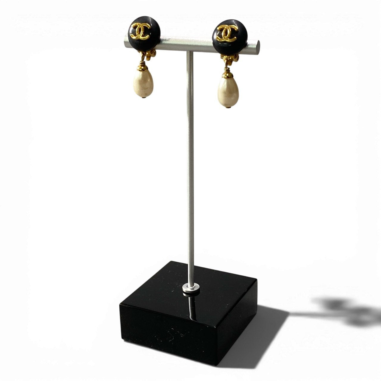 b5 Vintage Chanel 1995 Swing Pearl Design Coco Mark Earringta1