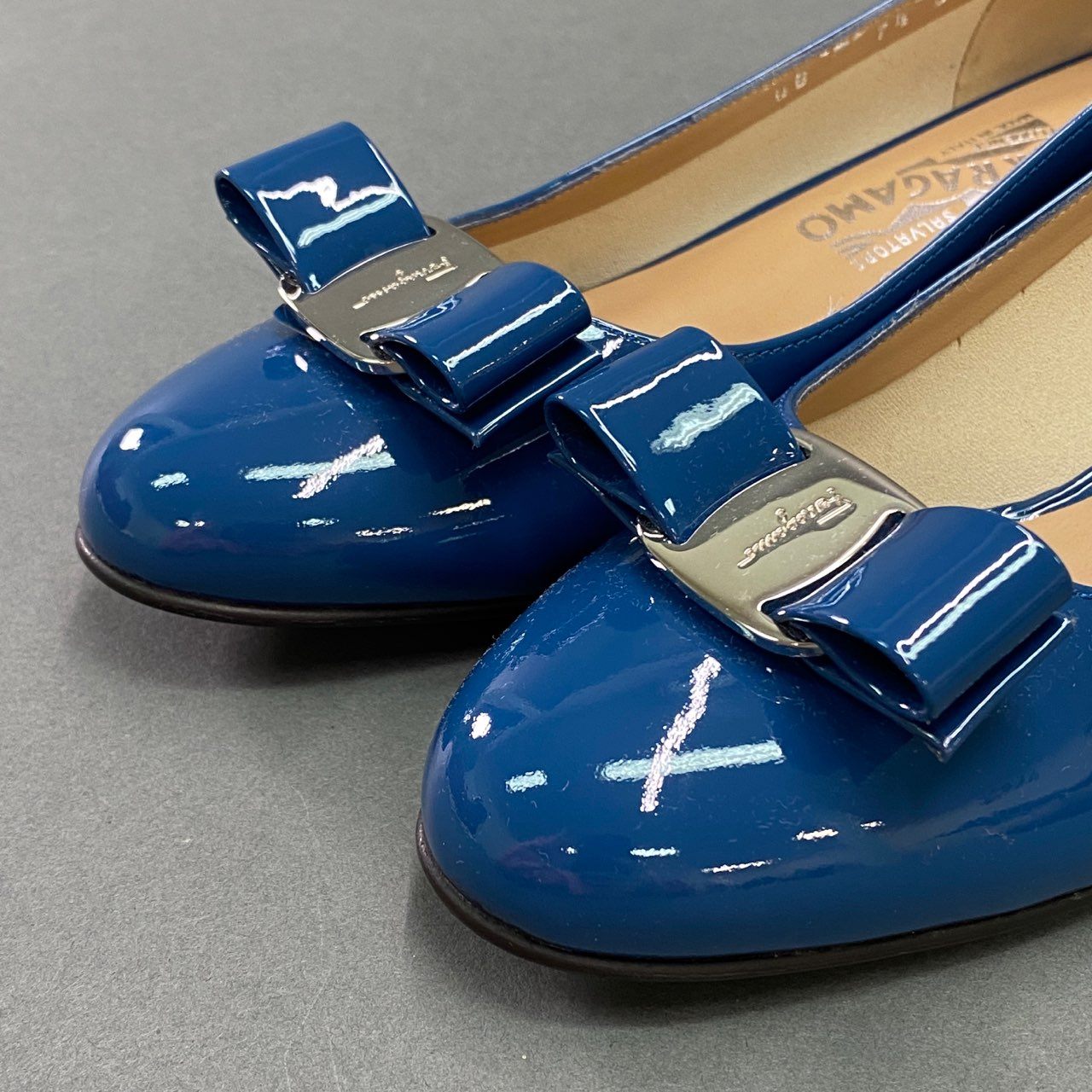 6a9 《美品》 Salvatore Ferragamo サルヴァトーレ フェラガモ VARA 1 ヴァラリボン エナメルパンプス ブルー パテントレザー イタリア製 シューズ 箱付き