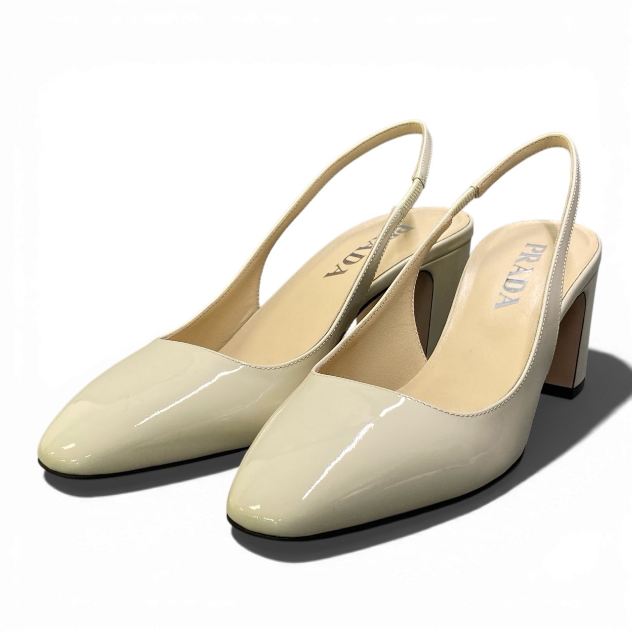 b26【極美品】PRADA プラダ スリングバック パンプス 三角プレート ロゴプレート サイズ1/2 アイボリー パテントレザー レディース 靴 シューズta1