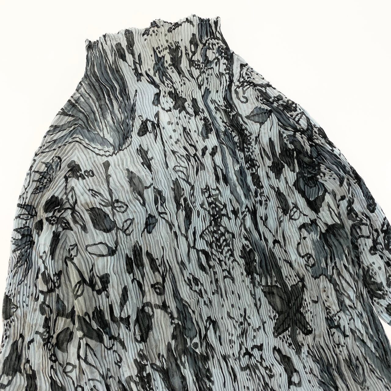 42c24 ISSEY MIYAKE イッセイミヤケ ハイネックプリーツカットソー ロングスリーブカットソー 猫 蝶 花柄  IM02FJ953 Mサイズ グレー系 ポリエステル100％ レディース 女性用o07t