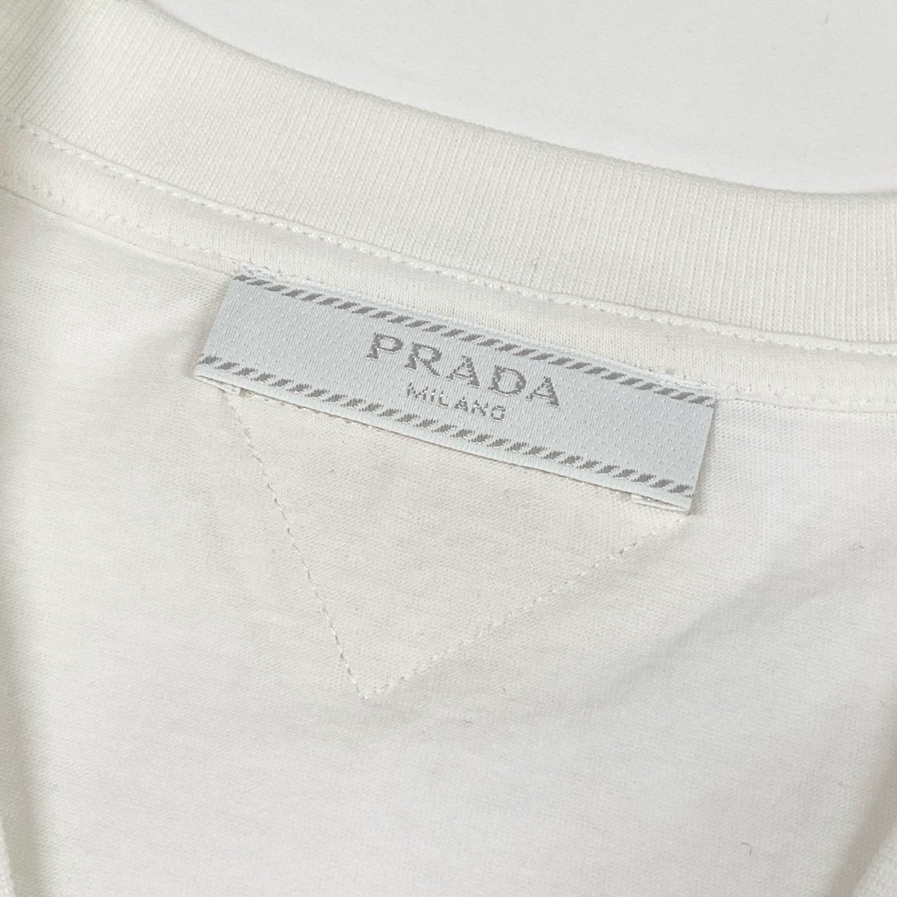 35a30 PRADA プラダ 半袖Tシャツ VネックTシャツ 三角ロゴ カットソー トップス Sサイズ ホワイト コットン100％ メンズ 男性用o07t