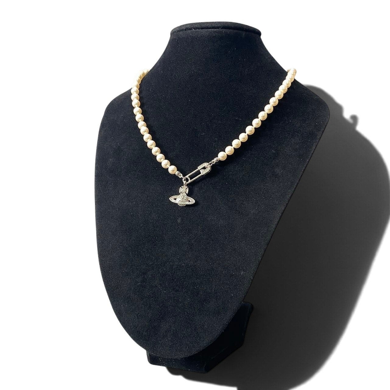 h11 《美品》 Vivienne Westwood ヴィヴィアンウエストウッド ORB ラインストーンオーブ パールネックレス ホワイト シルバー アクセサリー 安全ピンt18r