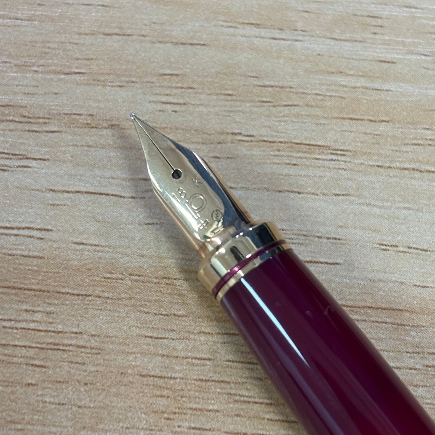 j16《極美品》 PLATINUM プラチナ 万年筆 ペン先 18K ワインレッド 筆記用具 文房具 ケース付t18r