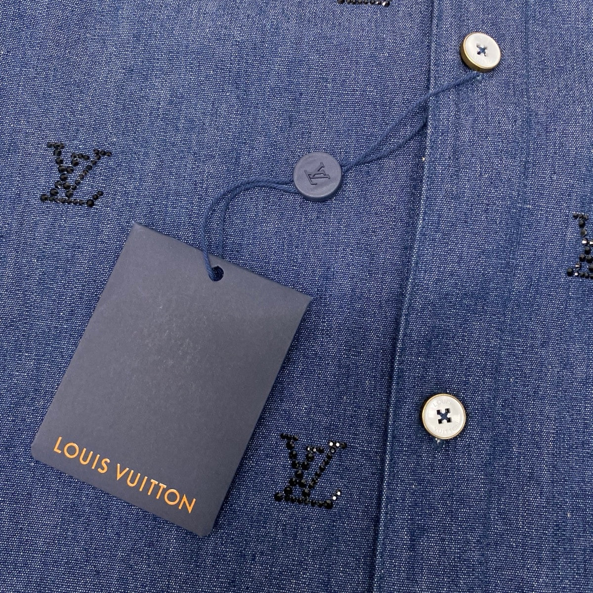Mf18 《未使用品》 LOUIS VUITTON ルイヴィトン 25SS ブラゾンエンベリッシュド デニムシャツ Blason Embellished Shirt サイズL ブルーt18r