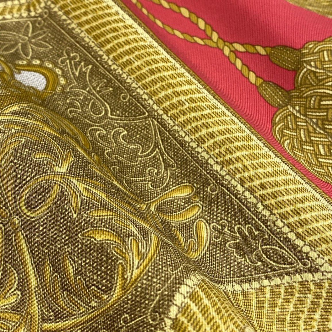 74k11【美品】HERMES エルメス 半袖シルクシャツ  スカーフ柄 ハーフボタン イタリア製 Mサイズ レッド レディースu02t