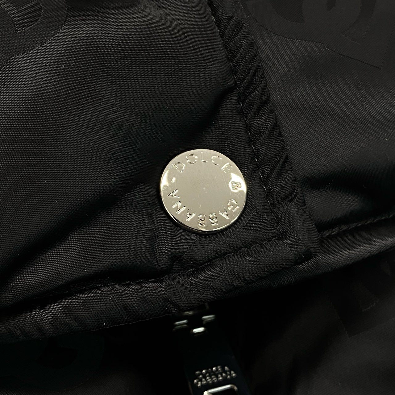 Ic10 《未使用品》定価44万 DOLCE&GABBANA ドルチェアンドガッバーナ 現行 DGロゴ パテッド サテンジャカード ダウンジャケット サイズ40 ブラック D&G タグ付t18r
