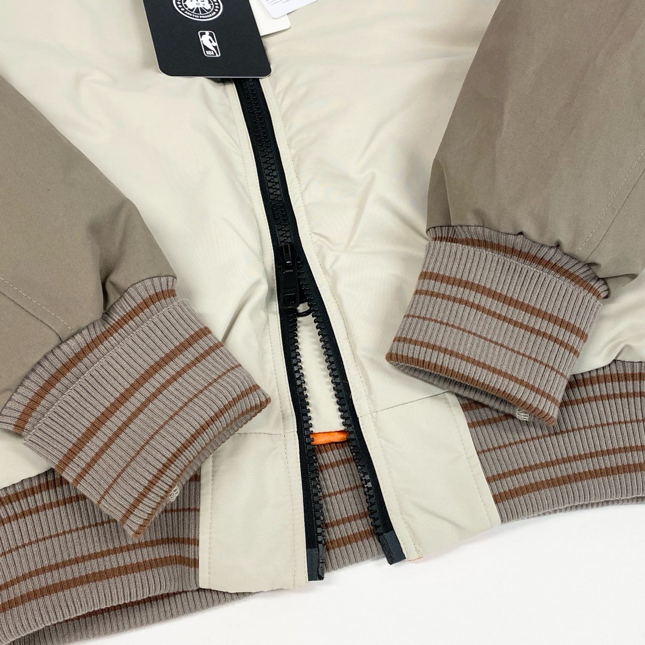 69k7 《未使用》定価￥176,000  CANADA GOOSE カナダグース × NBA リバーシブル Bullard Bomber Jacket ボンバージャケット 1082UCG S ベージュ ダウンジャケット タグ付t18r