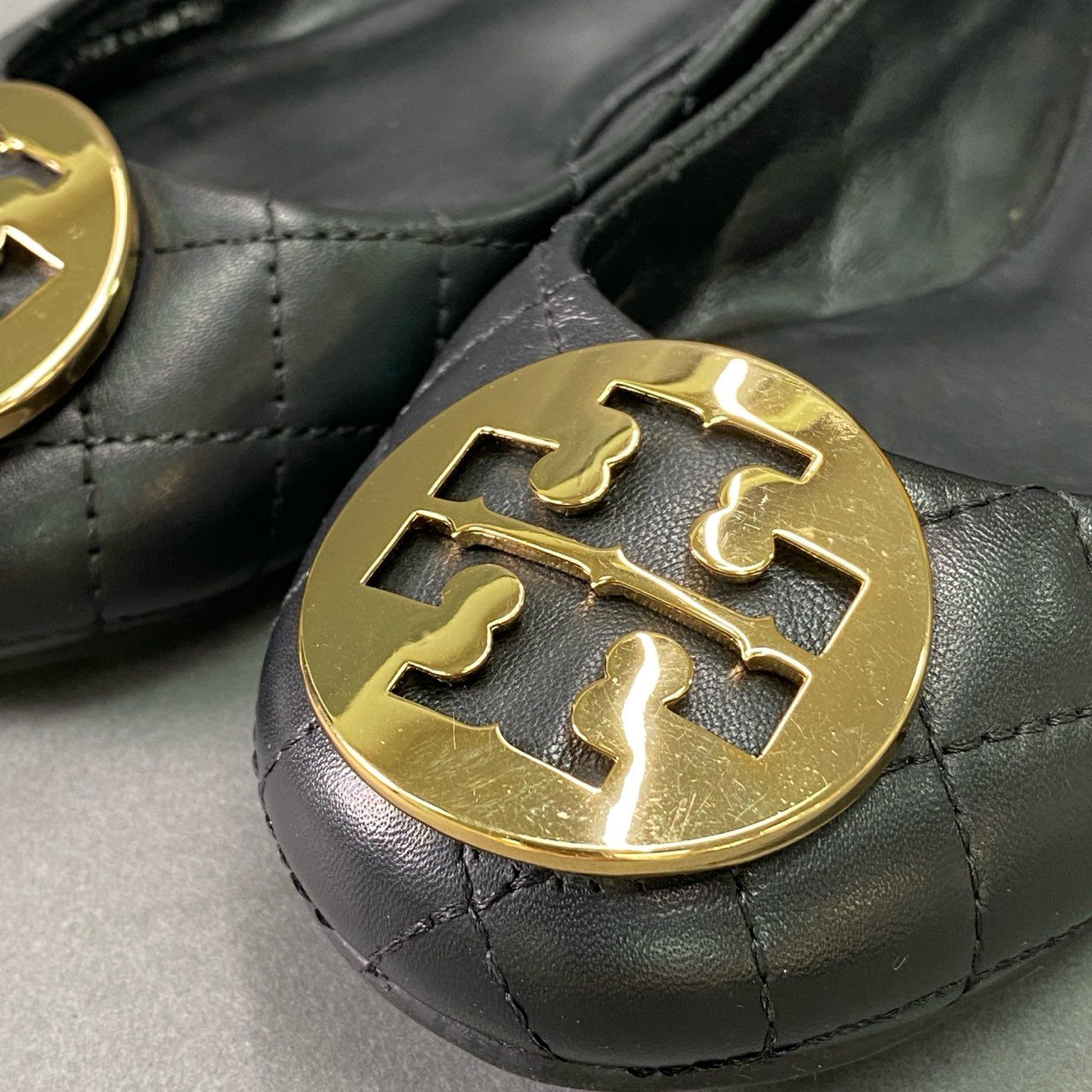 1k12 TORY BURCH トリーバーチ キルティング ロゴプレート フラットパンプス バレエシューズ 7 1/2 ブラック レザー