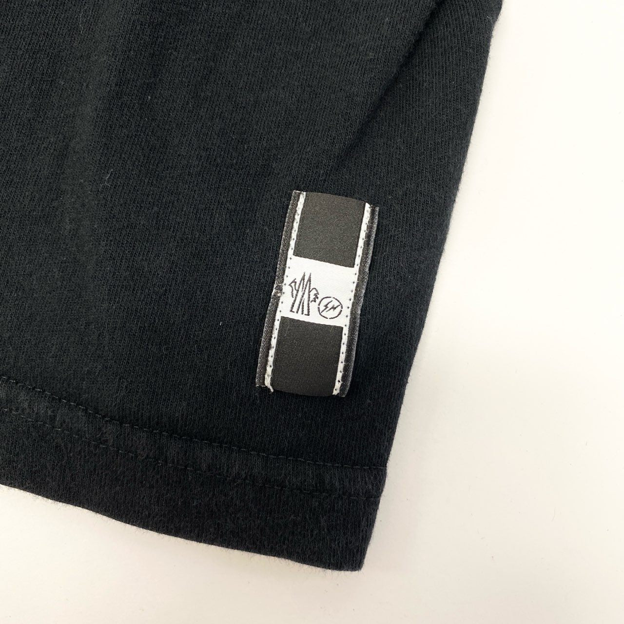 58c5 MONCLER モンクレール フラグメント マグリア Tシャツ 半袖Tシャツ E109U8000550 Mサイズ ブラック コットン100％ メンズ 男性用u02t