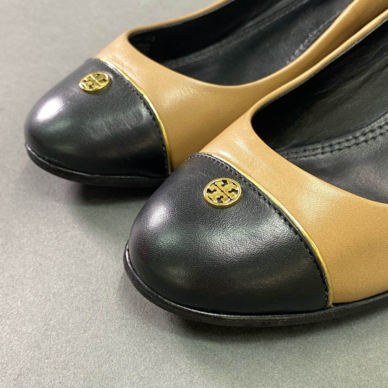 2k6 【美品】TORY BURCH トリーバーチ  スモールロゴ バイカラー レザーパンプス サイズ5M ベージュ ブラック レザー レディース 女性用 靴 チャンキーヒール