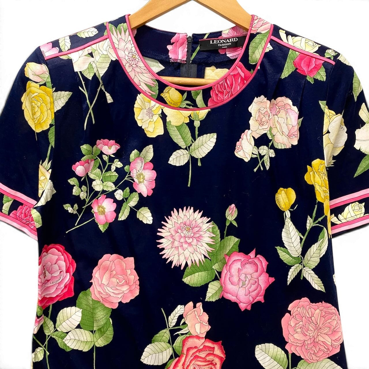 27f17 【美品】 LEONARD FASHION レオナール 半袖Tシャツ クルーネック カットソー 美しい花柄プリント サイズM ネイビー コットン100％ レディース 女性服u02t