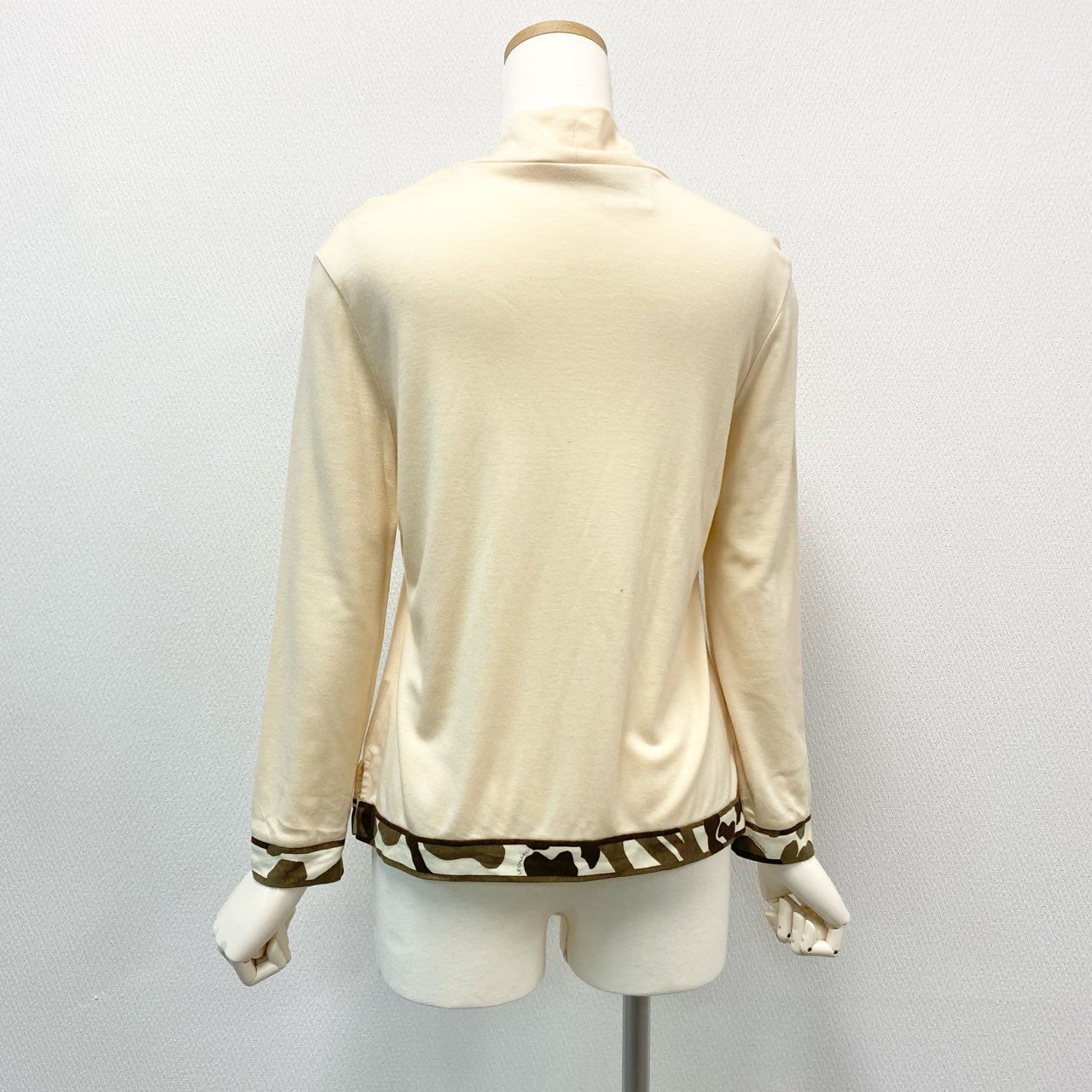10i16 LEONARD レオナール ハイネックニット モックネック 長袖ニット 薄手 レディース 女性用 0568252 40 アイボリー ブラウンu02t