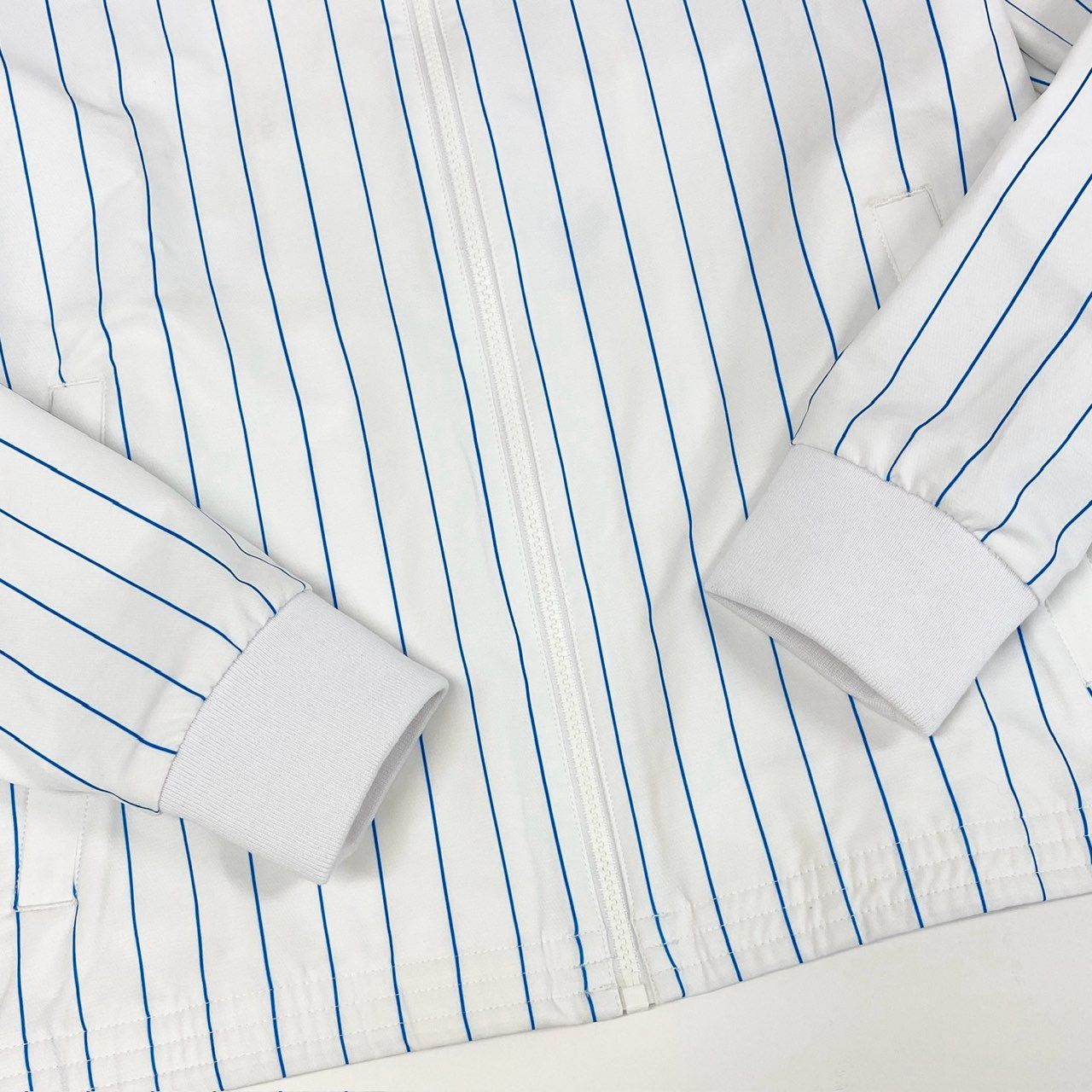 21f17 《未使用保管品》タグ付 LACOSTE ラコステ ピンストライプ ジップブルゾン ジョコビッチ ジャケット ロゴワッペン 大きいサイズ BH2256L 52 XLサイズ相当 ホワイト 画像参照