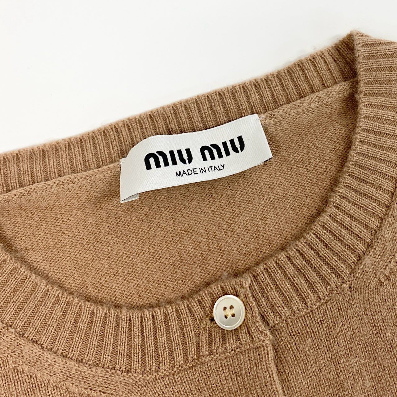 30a9 miu miu ミュウミュウ ロングスリーブ ニットカーディガン カシミヤニット 胸元ロゴ 刺繍  イタリア製 レディース サイズ42 ベージュ カシミア100％o07t