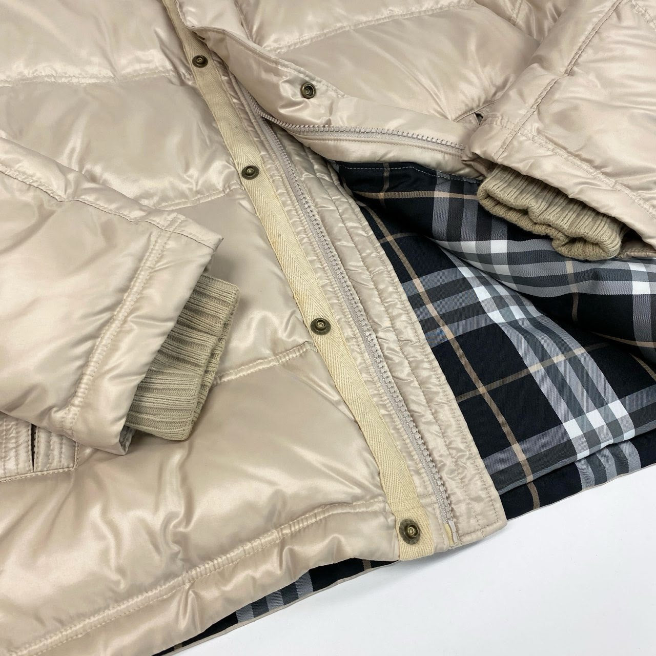 74k4 BURBERRY LONDON BLUE LABEL バーバリー ブルーレーベル ロゴ刺繍 ダウンジャケット 裏地チェック柄 フード着脱可 FCK40-733-40 Mサイズ ライトベージュ メンズo07t