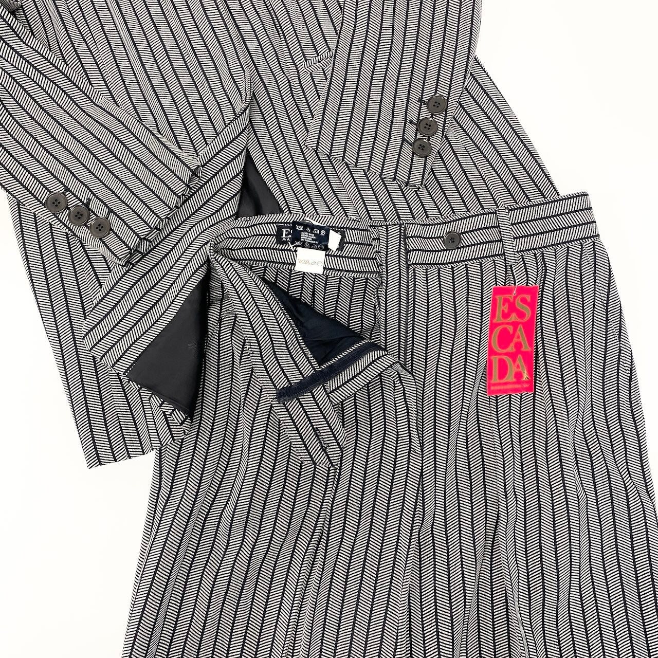 50e8【未使用タグ付】 ESCADA エスカーダ セットアップ パンツスーツ ノーカラー ロングジャケット タックパンツ ストライプ柄 サイズ38 ブラック ホワイト レディース 女性用u02t