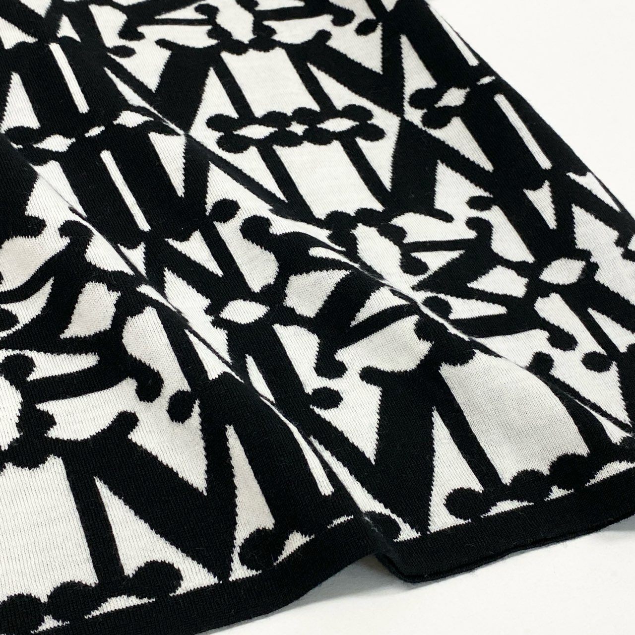 46L8【美品】MaxMara マックスマーラ 半袖ニット ニットセーター 総柄 幾何学模様 Sサイズ ブラック ホワイト ウール100％ レディースk02i