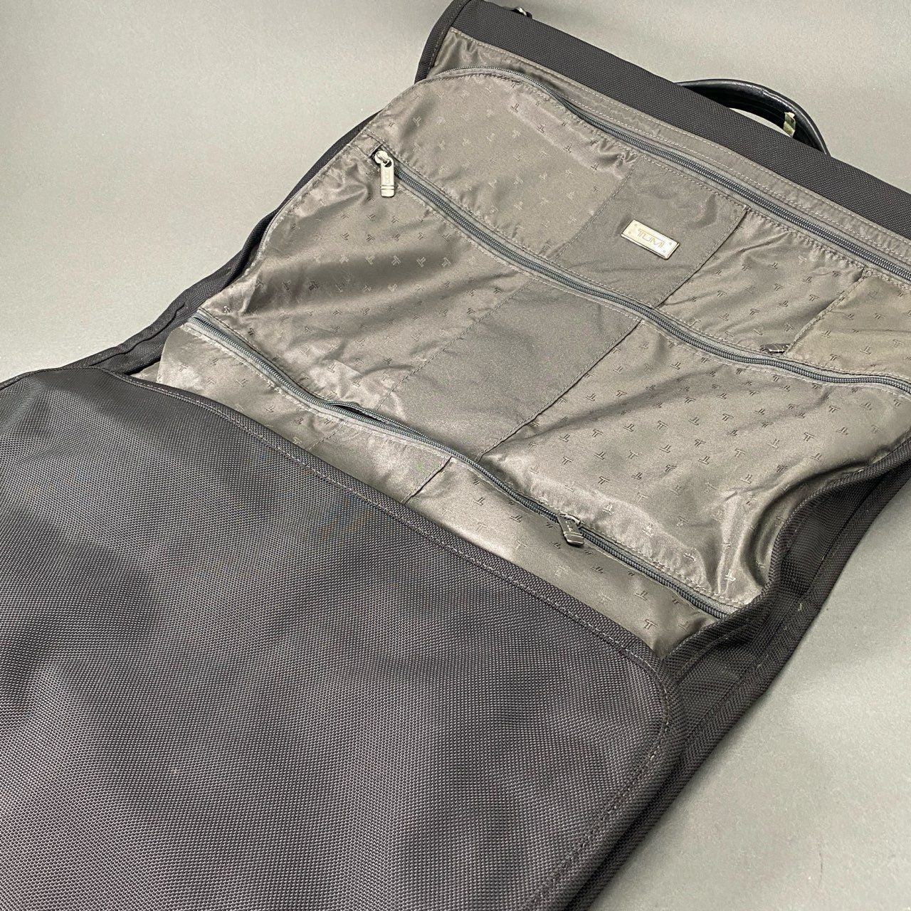 Ee14 TUMI トゥミ ALPHA TRI-FOLD CARRY ON GARMENT BAG アルファ ガーメントケース ブラック ビジネスバッグ スーツバッグ カバン