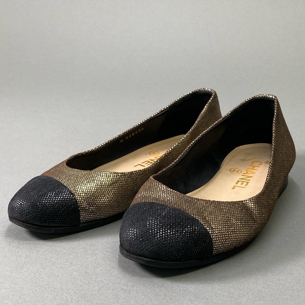 1i4 CHANEL シャネル ローヒールパンプス シューズ ラウンドトップ ココマーク G28536 サイズ35 ゴールド ブラック レディースu02t