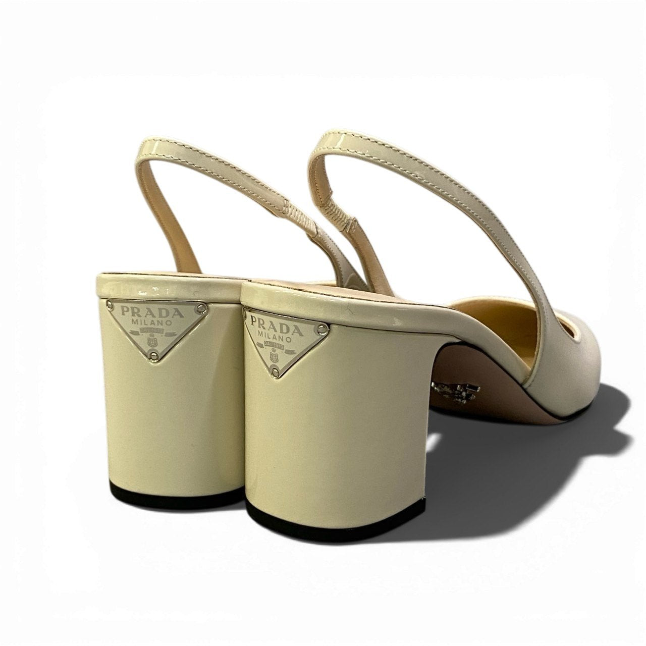 b26【極美品】PRADA プラダ スリングバック パンプス 三角プレート ロゴプレート サイズ1/2 アイボリー パテントレザー レディース 靴 シューズta1