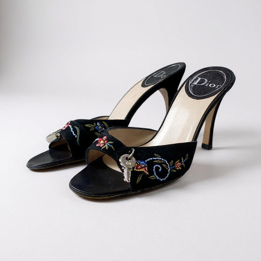 1L11 Christian Dior クリスチャンディオール 刺繍 キーチャーム付き サンダル サイズ37 1/2 ブラック スウェード レディース 女性用 靴k02i
