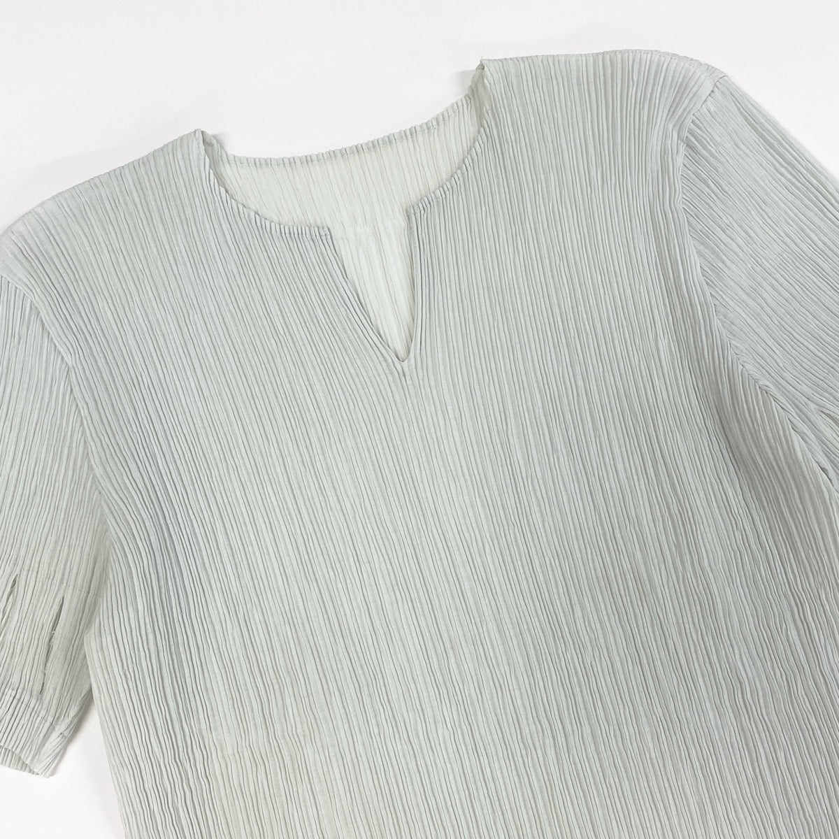 Ah10 PLEATS PLEASE ISSEY MIYAKE プリーツプリーズ イッセイミヤケ 半袖カットソー スキッパーネックデザイン  カットアウトスリーブ  IF52FJ246 02 オフホワイト ポリエステル100％ レディース 女性用o07t