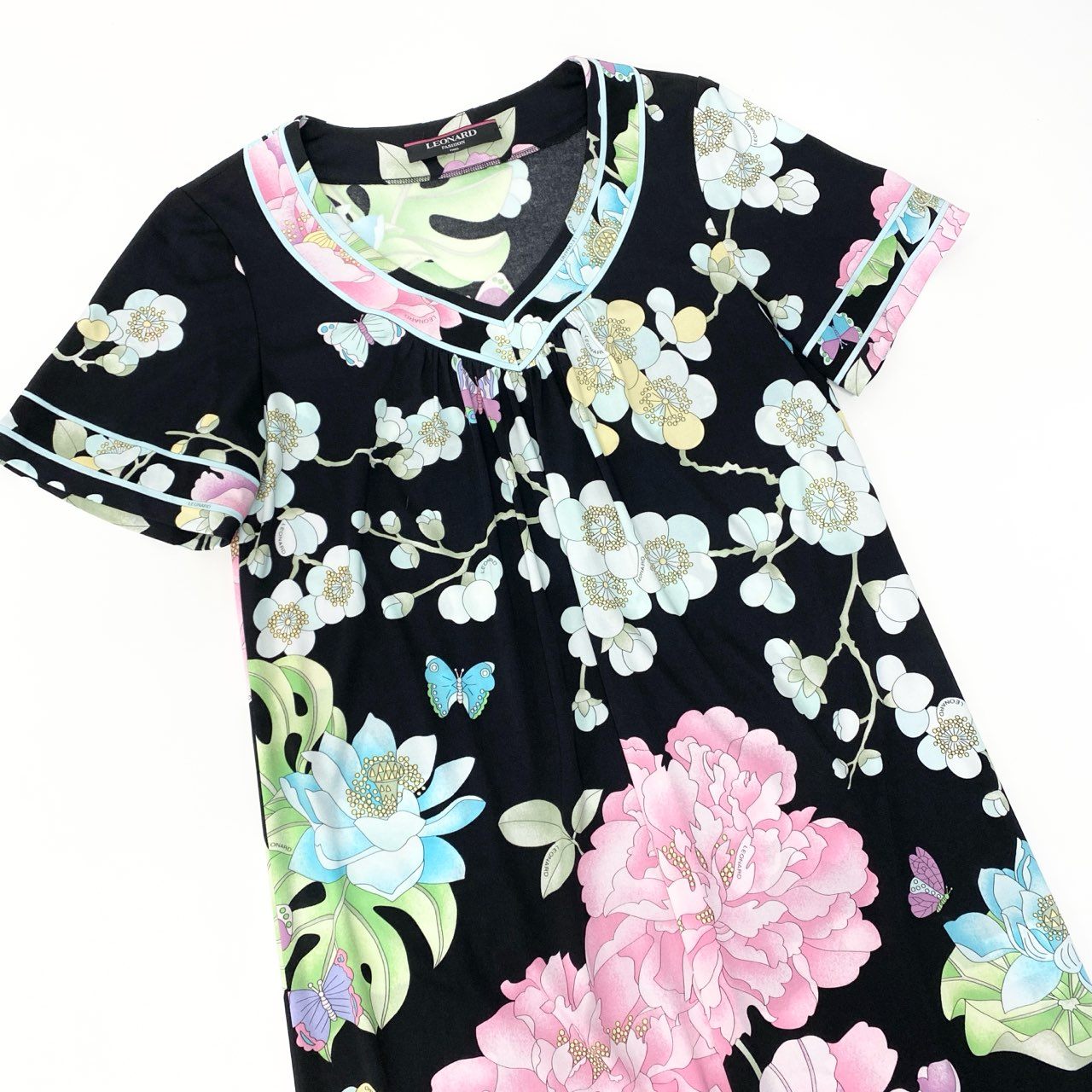 47b4 LEONARD レオナール Vネック半袖ワンピース 膝丈ワンピース 美しい花柄プリント 0170509 Lサイズ ブラック カンカン素材 レディース 女性用u02t