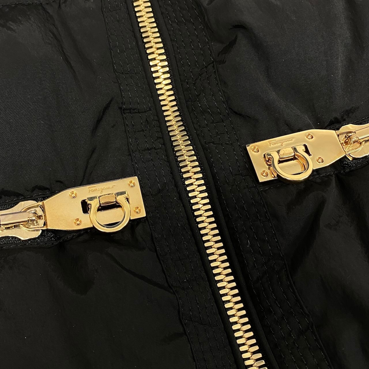 23e14 Salvatore Ferragamo サルヴァトーレフェラガモ ロングダウンコート ガンチーニゴールド金具 アウター 42サイズ ブラック ゴールド レディース 女性用u02t