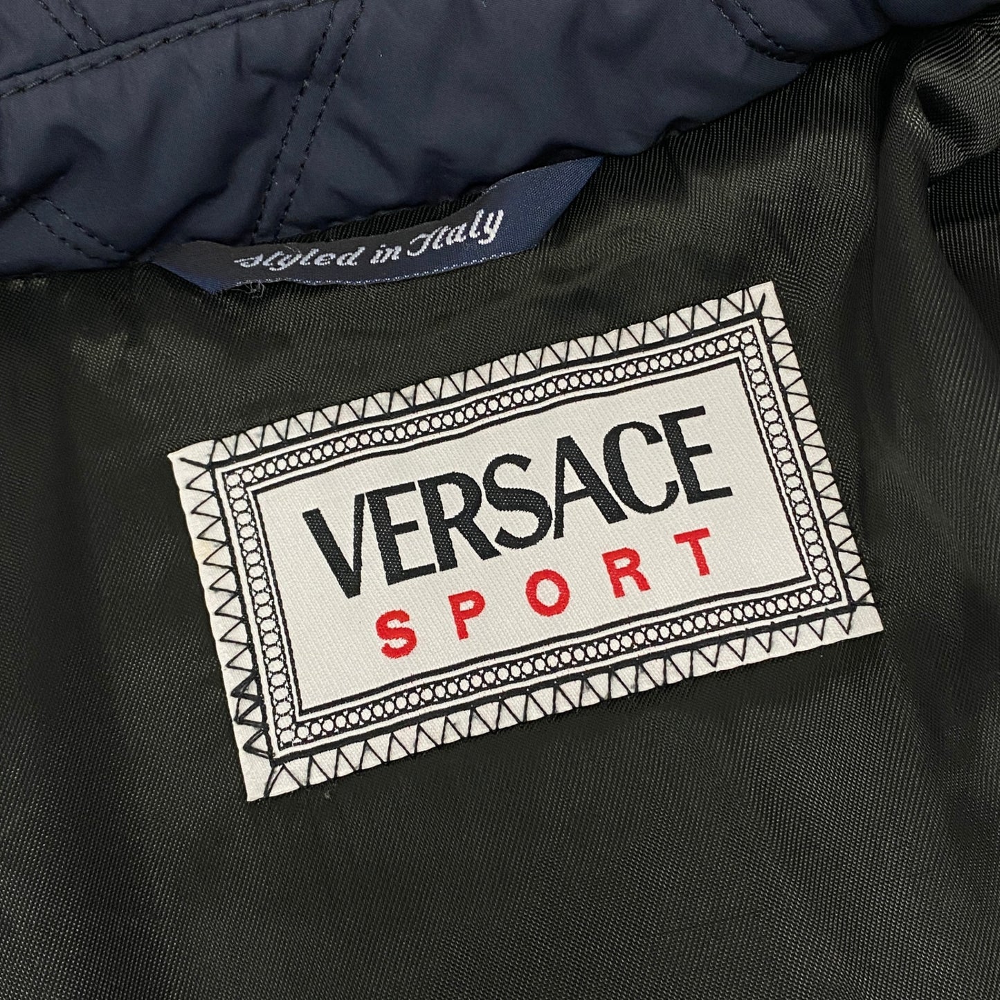 17k9 VERSACE ヴェルサーチ  イタリア製 メデューサボタン キルティング 中綿コート ジャケット 50 Lサイズ相当 ネイビー メンズo07t