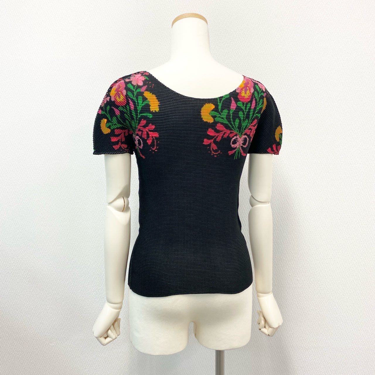 18j17《美品》ISSEY MIYAKE me イッセイミヤケ ミー ワッフルプリーツカットソー 半袖カットソー 花柄 MI03FK276 F ブラック マルチカラー レディースu02t
