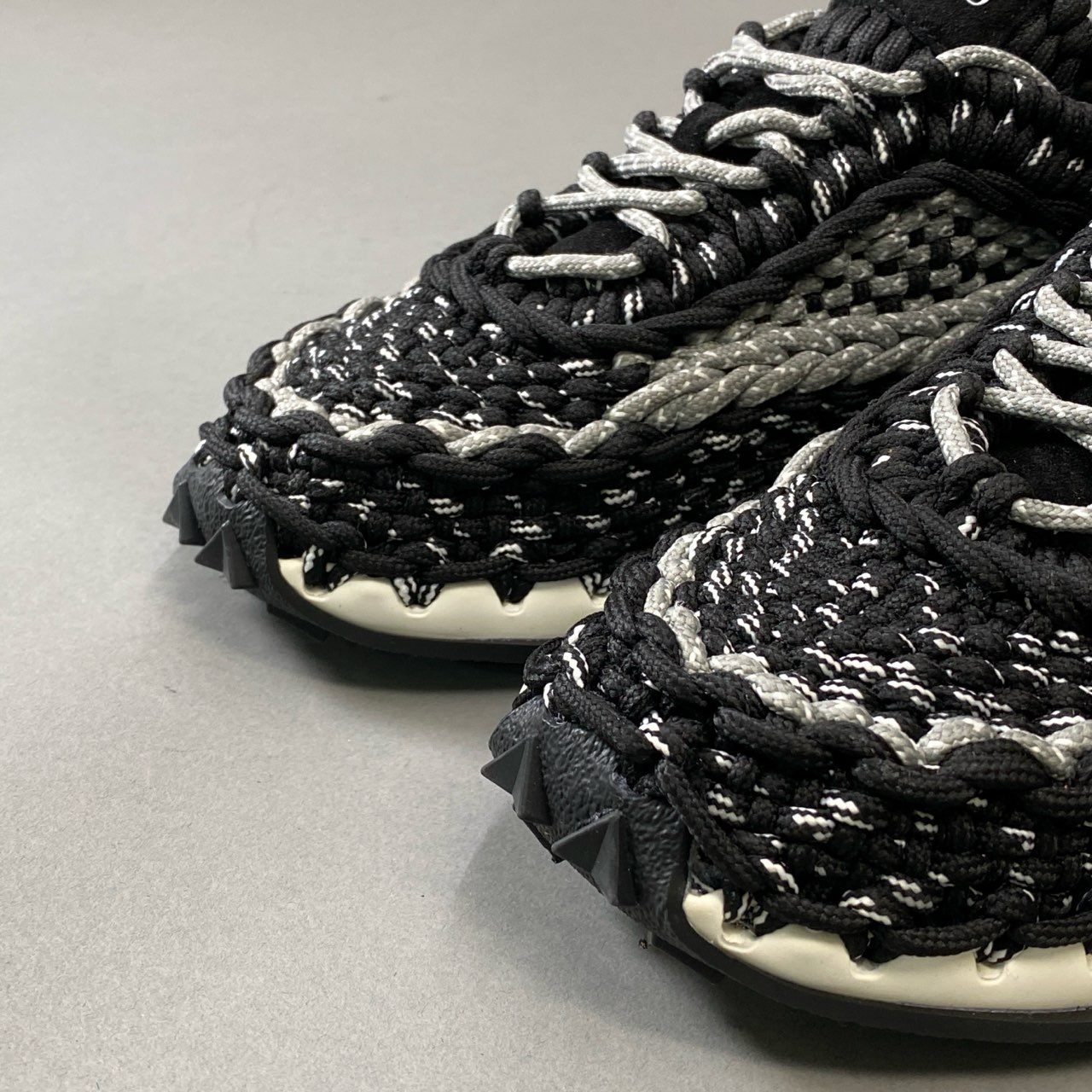 4j3 《極美品》定価￥126.500 VALENTINO ヴァレンティノ クロシェ スニーカー 40 ブラック グレー マクラメ編み ハンドメイド シューズ 箱付きt18r