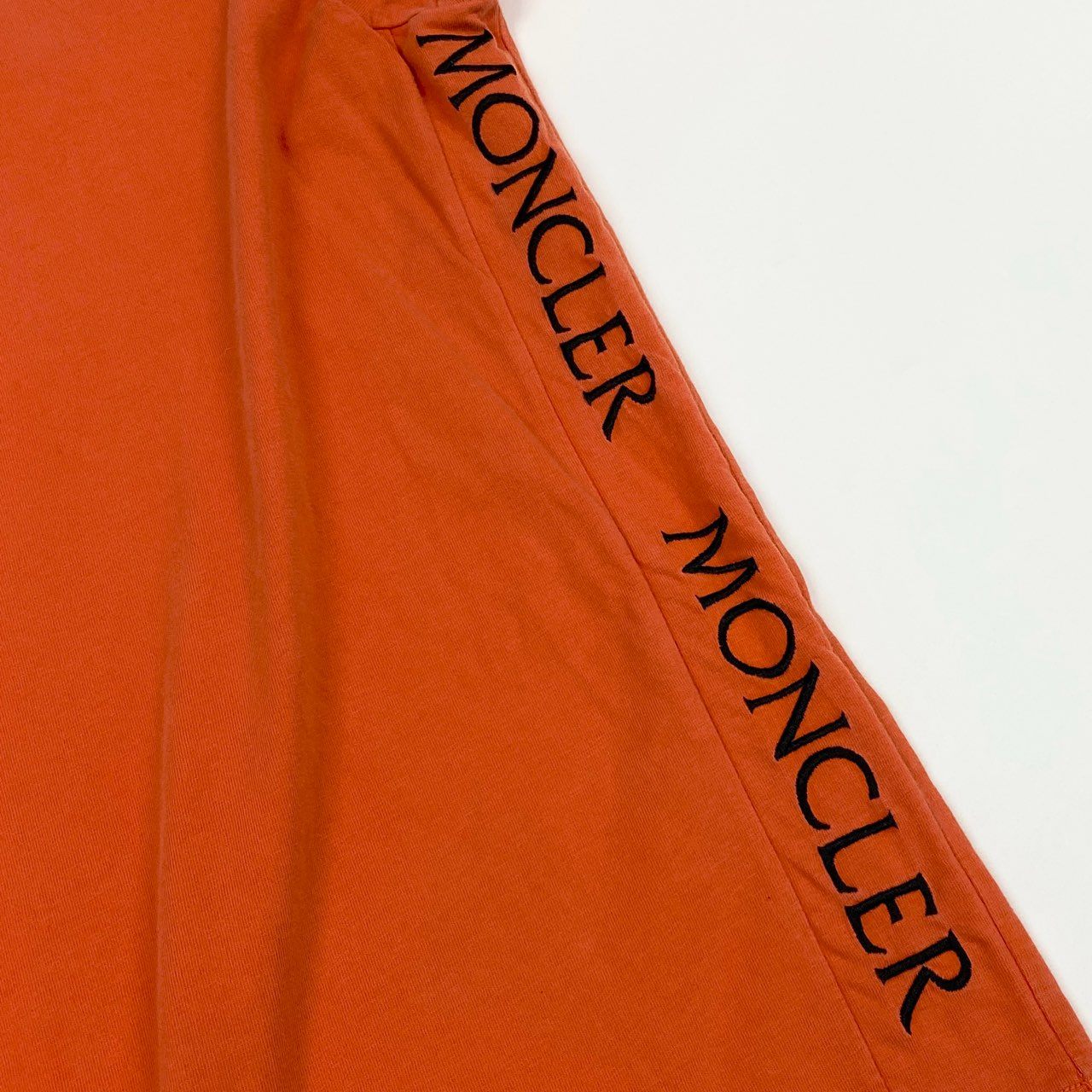 35a30 MONCLER モンクレール 半袖Tシャツ コットンTシャツ サイドラインロゴ刺繍 トップス F10918C72010 8390T XLサイズ オレンジ コットン100％ メンズ 男性用o07t