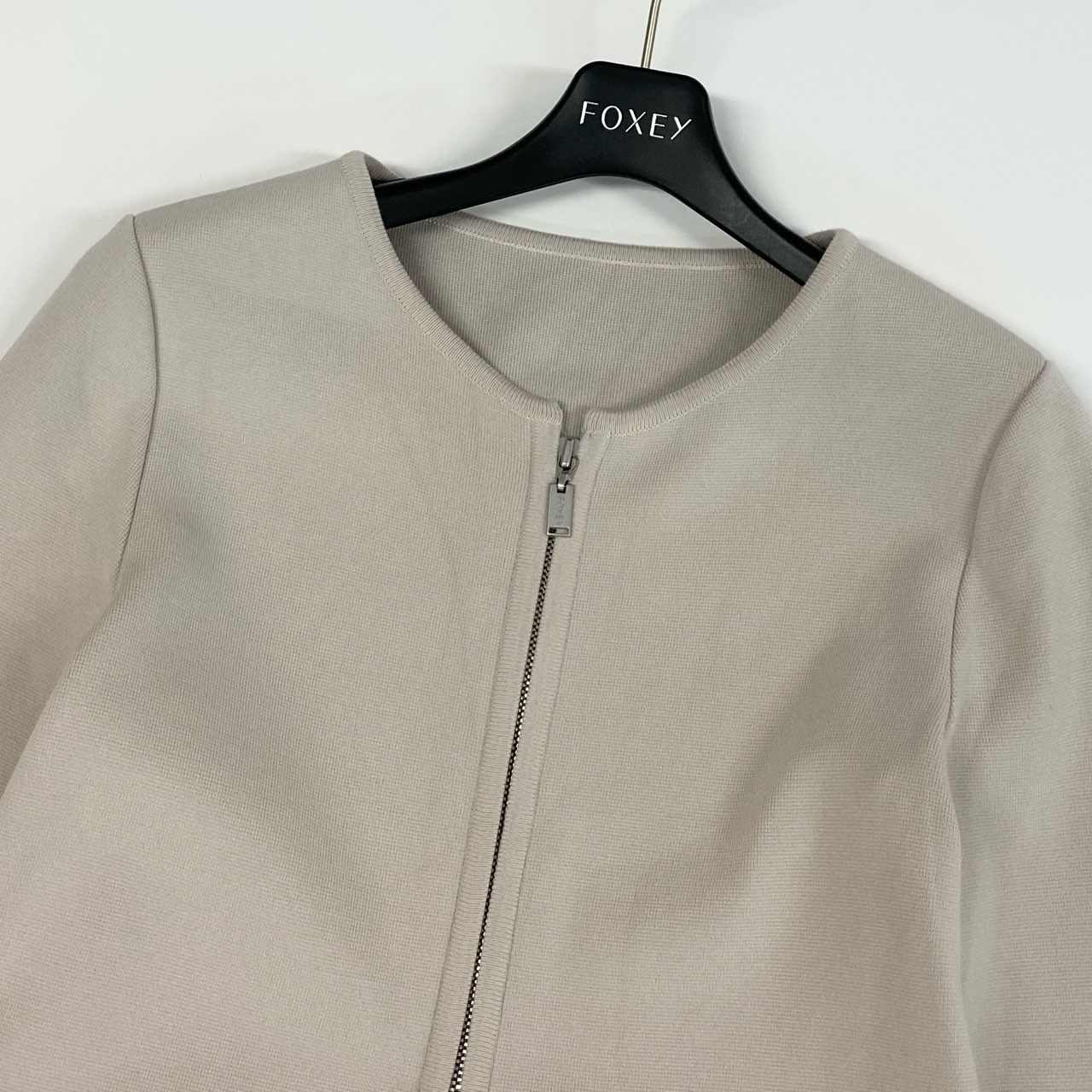 9j6 FOXEY BOUTIQUE フォクシーブティック ジップアップ ノーカラー ニットジャケット URBAN STANDARD カーディガン 日本製 42844 38 サンドベージュ レディースo07t