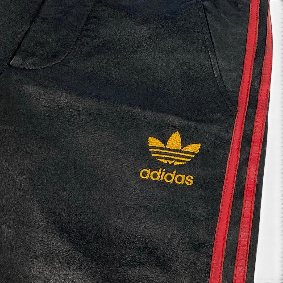 55f10 adidas アディダス 2002年 黒タグ レザー トラックパンツ トレフォイルロゴ 刺繍 サイズM ブラック レッド メンズ 紳士服u02t