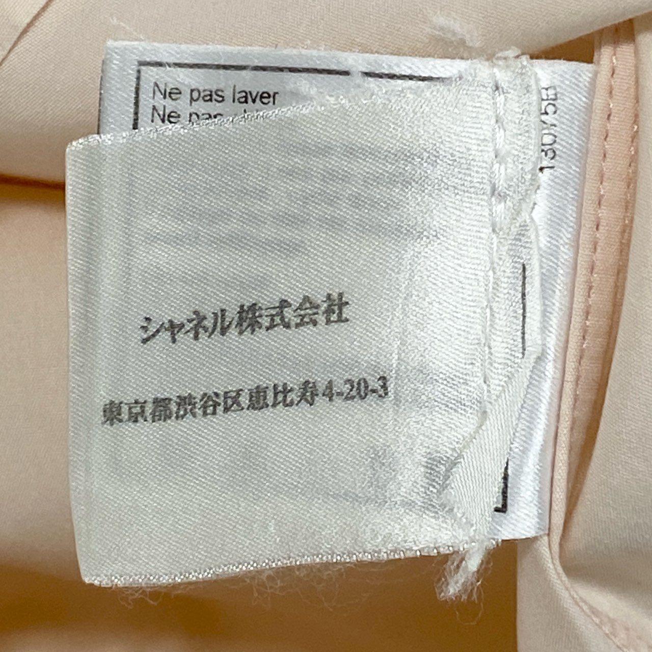 38b9 CHANEL シャネル パールボタン フリルブラウス ノースリブ トップス ベージュ系 シルクコットン レディースta1