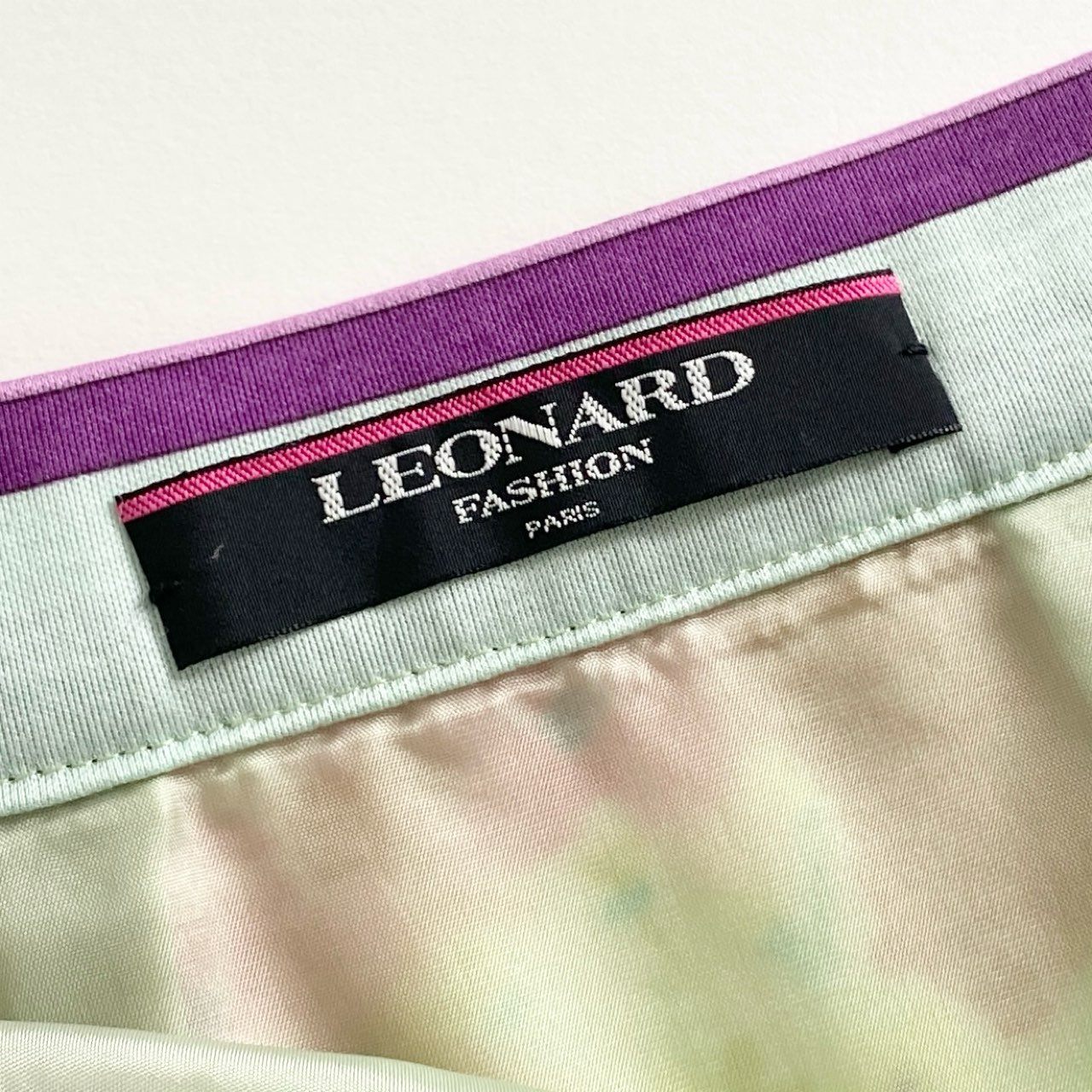 57e25　《美品》 LEONARD レオナール 美しい花柄プリント 花柄スカート 膝丈スカート タイトスカート サイズ76 マルチカラー コットン100％ レディース 日本製