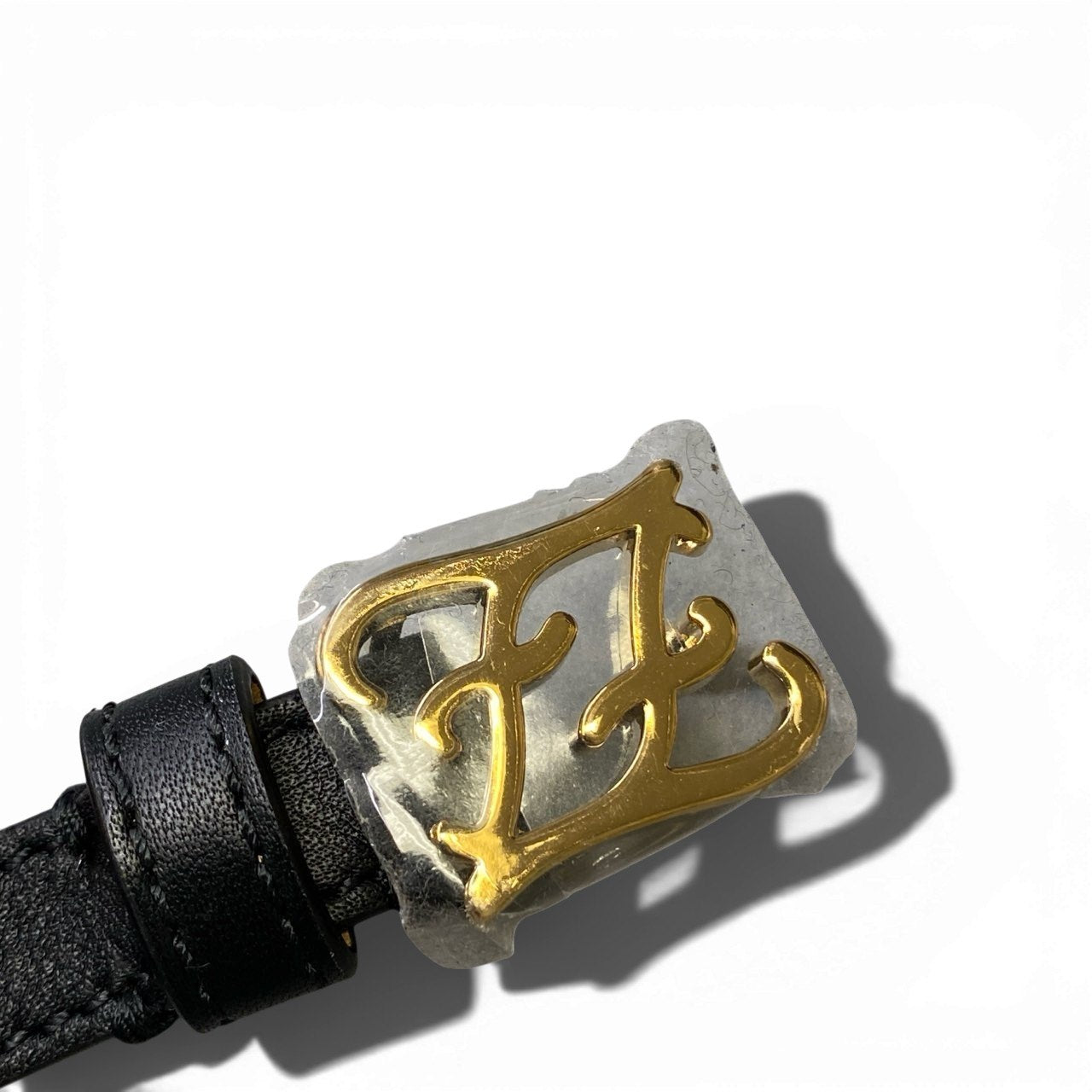 a6【美品】FENDI フェンディ ベルト カリグラフィー バックル 細ベルト イタリア製 ブラック レザー 本革 レディースk02i